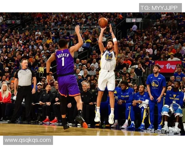 维金斯领衔勇士对决太阳队展现季后赛激烈竞争与精彩对抗